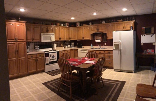 Green Gables 2 Bedroom Basement aprtmt, sleeps 8, ktchn, lvng rm, private ent.
