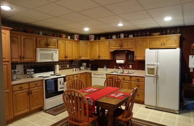Green Gables B&B sleeps 24, 6 bdrms 8 beds 5 1/2 baths 2-Full ktch din lvng rms
