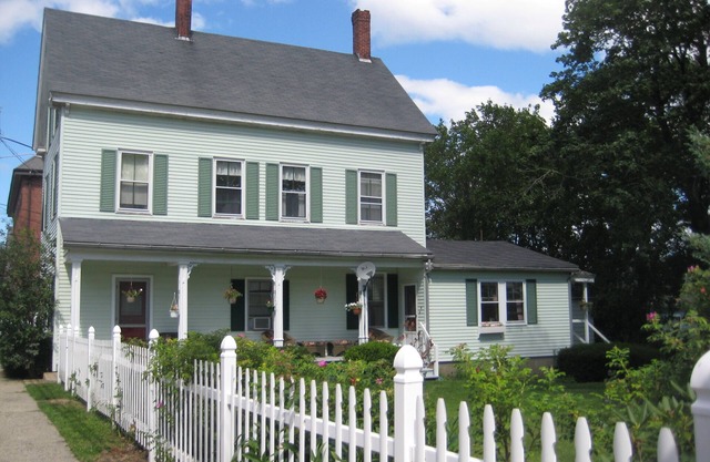 Green Gables: Charming Cottage and Grounds Near the Waterfront