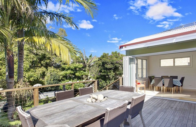 Green Mango-3 bedroom beach cottage with large yard and deck