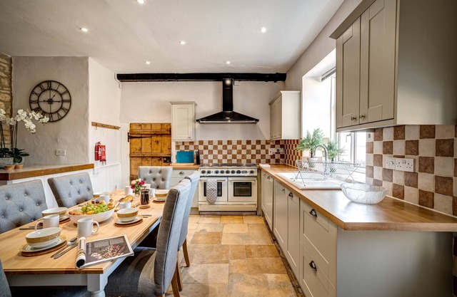 Greenhill Farmhouse | Cotswolds Holiday Let | 6 Beds & Sleeps 12