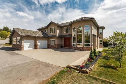 GreenLeaf 2 BDRM 1BTH Suite & Private Entry