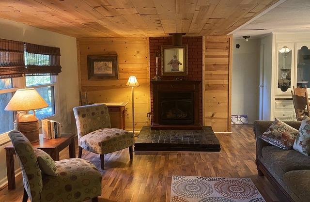 Greenwood Lodging and Retreat-Hunters, Families, Groups, Horses, Barn, Dogs