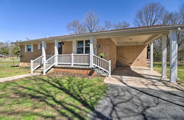 Greers Ferry Home with Yard, Less Than 1 Mi to Marina!