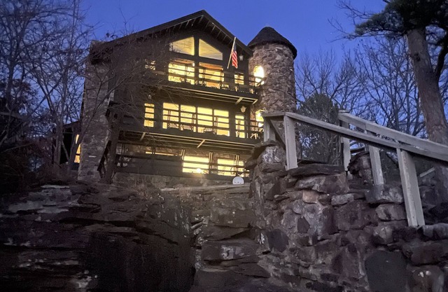 Greers Ferry - RIGHT ON THE LAKE! Sleeps 14 + Character abounds + Stellar views.