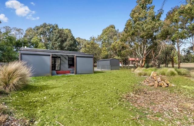 Greygrove of Trentham - cosy charm among the gums