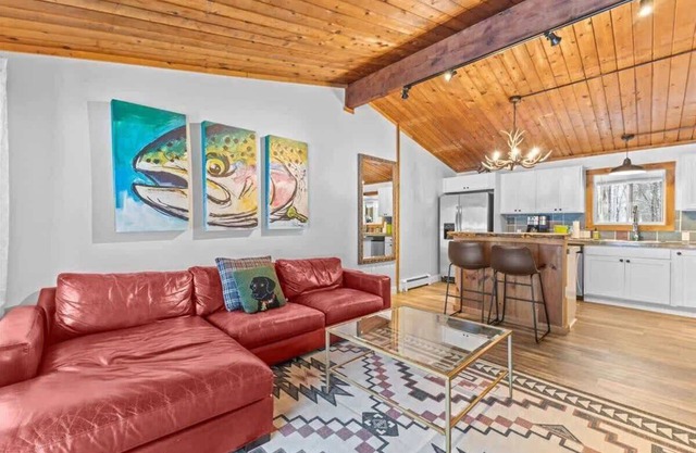 Griffin Chalet 5 ~ mile to Stowe