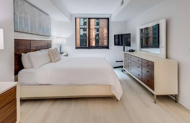 Grill & Sundeck | Capitol Hill | Mins from New York Avenue