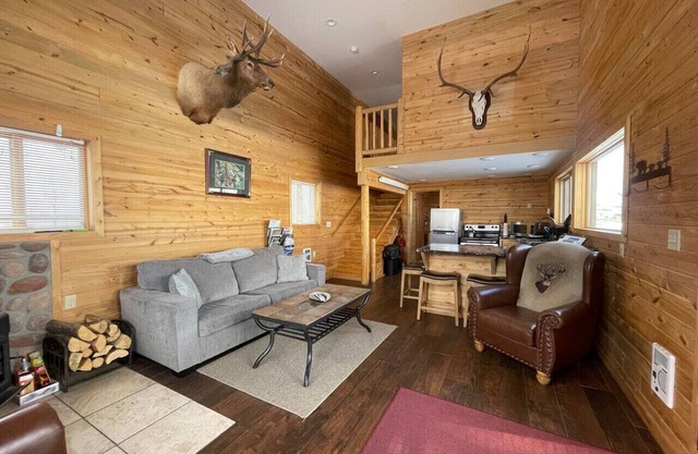 Grizzly Cabin *Yellowstone/Forest *Private Hot Tub