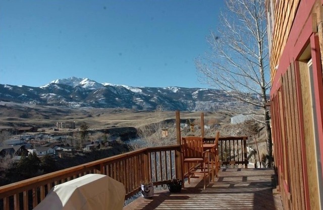 Grizzly Den - Above the River! Yellowstone mountain views and Air Conditioning!