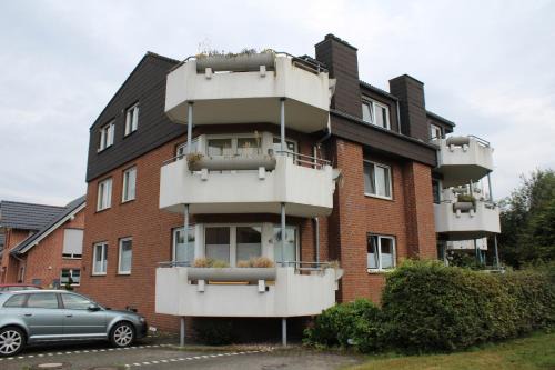Großzügiges Erdgeschoßapartment mit Balkon und eigenen kostenlosen Parkplatz