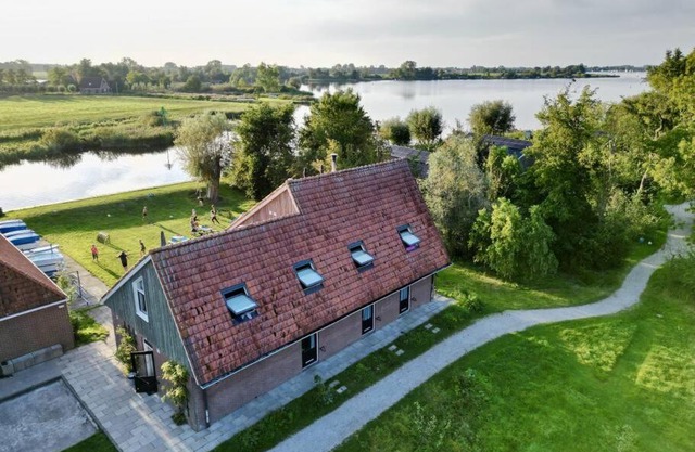 Groepshuis aan open vaarwater (de Berch)