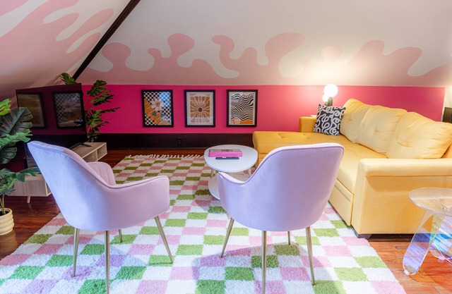Groovy Attic Apt in Starland District