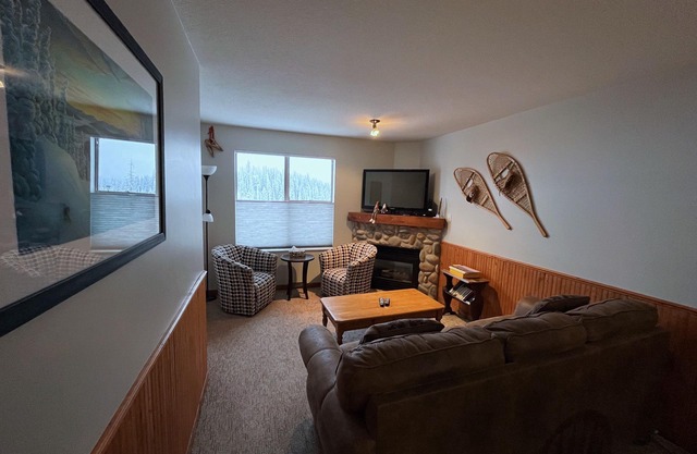 Ground Floor Creekside Condo - Pet Friendly, close to trails and village