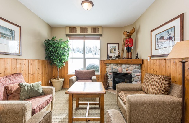 Ground floor Creekside Condo with direct trail access - Pet Friendly !