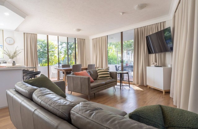 Ground Floor apartment 100m from the beach, heated pool