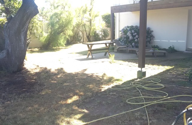 Ground floor apartment 53 m3 private garden 50 m beach for 4 or 5 people.