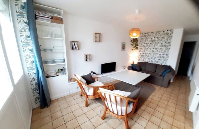 Ground-floor apartment with private terrace in Pont l'abbé town center