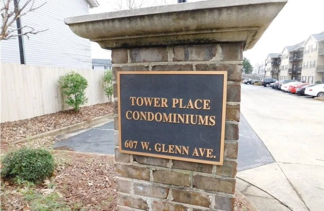 Ground floor condo 3 blocks from stadium. Parking pass is included with deposit