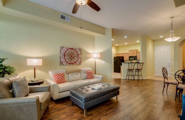 Ground Floor Condo next to Pool and Spa! 30 Night Min.