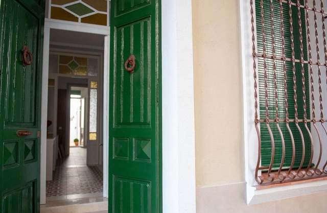 Ground floor with free parking 500m beach