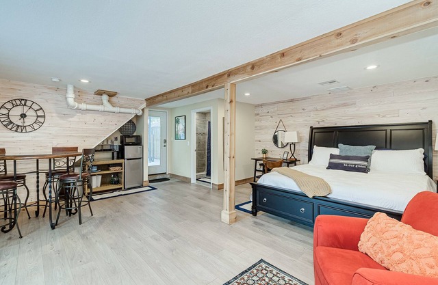 Ground Level Studio Apt. w/Kitchenette + King Bed ~ Dogs Welcome