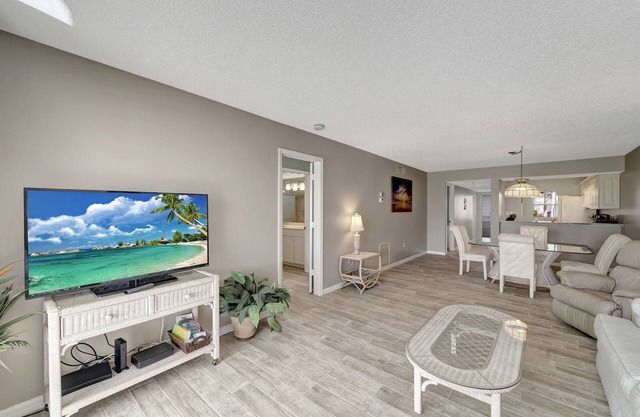 Ground unit Pool 10 Min to beach on golf course