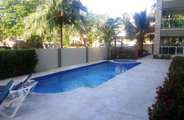 Groundfloor 2BD 2BTH condo, guest-friendly, pool, near sandy beach/shops