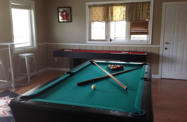 Group Accommodations, 10 min to the Falls! All amenities & games in and out!