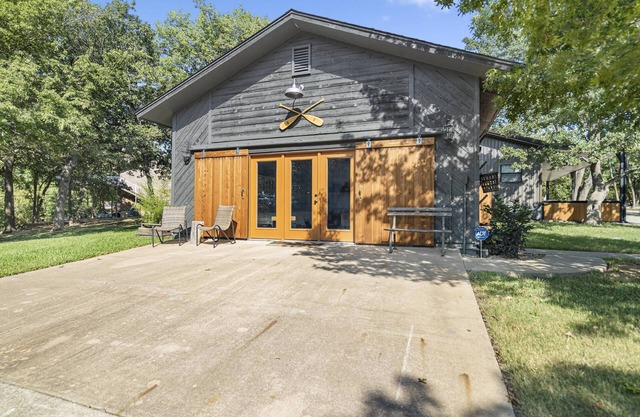 Group/Family Getaway-Sophisticated Texoma Bunk House Sleeps 8 (up 18 with Main House) on 3 acres