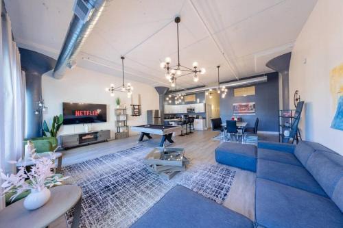 Group-Friendly 5BR Suite Sleeps 12 with Billiards, Optional Parking and Gym Access Near McCormick Place and Soldier Field