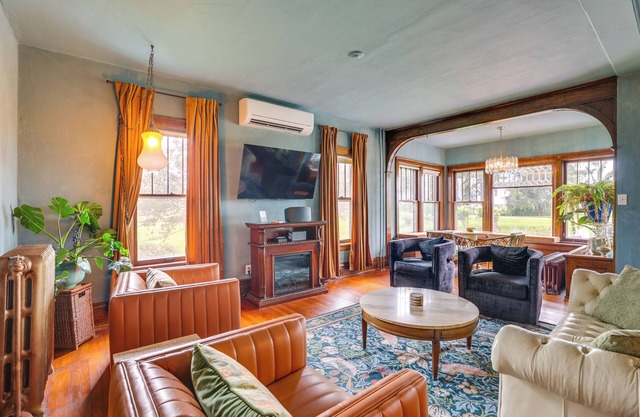 Group Getaway: Luxe Farmhouse in Mt Horeb!