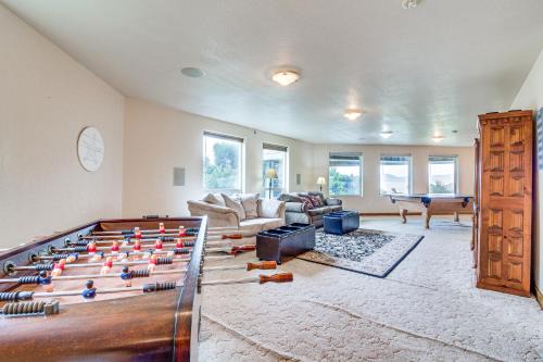 Groups Welcome! Ocean-View Escape in Gold Beach