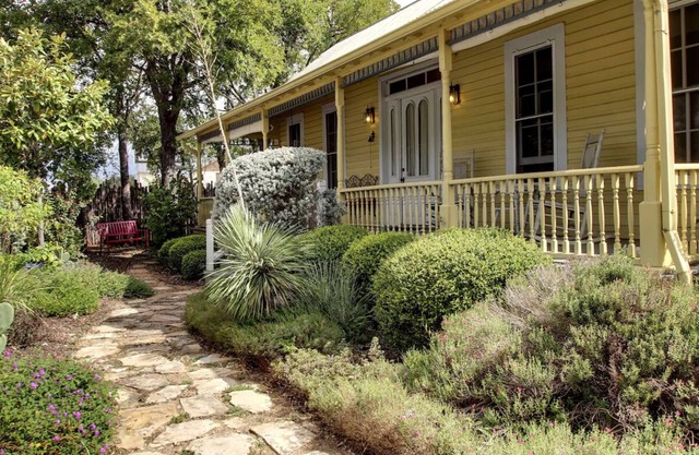 Gruene's Yellow Haus & Suite, Sleeps 1-14, Walk to Gruene Hall & River