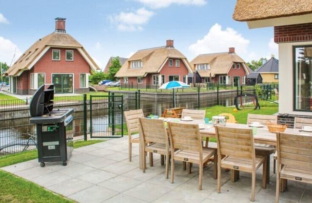 Grutte Pier is a 10 person , child friendly water villa.
