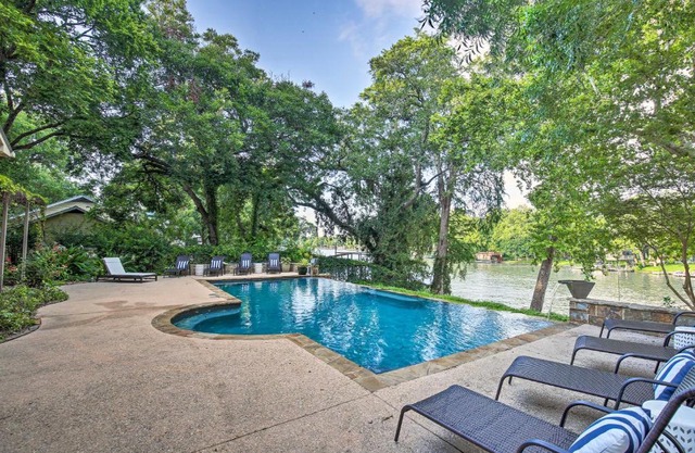 Guadalupe River Paradise with Hot Tub, Dock and Kayaks