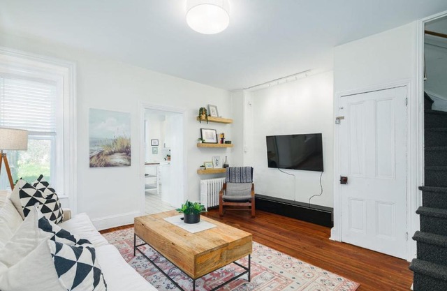 Guest Apartment in Row Home with Backyard Patio
