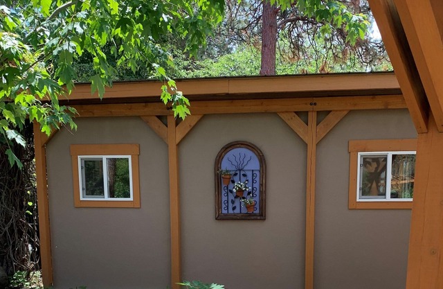 Guest cottage nested in forest- near to golf , zoo, airport.