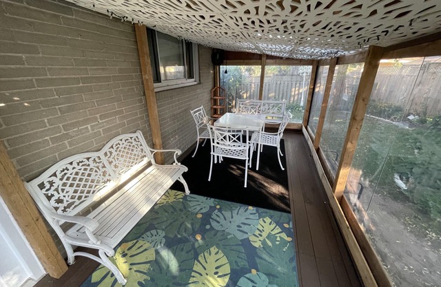 Guest house+entire main floor+4rooms+5beds+2washroom+free parking+near amenities