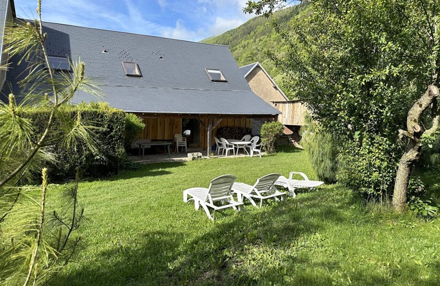 Guest House 'Chambre 2' with Shared Terrace, Private Garden and Wi-Fi