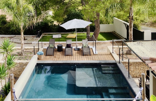 Guest house with heated pool near Nîmes