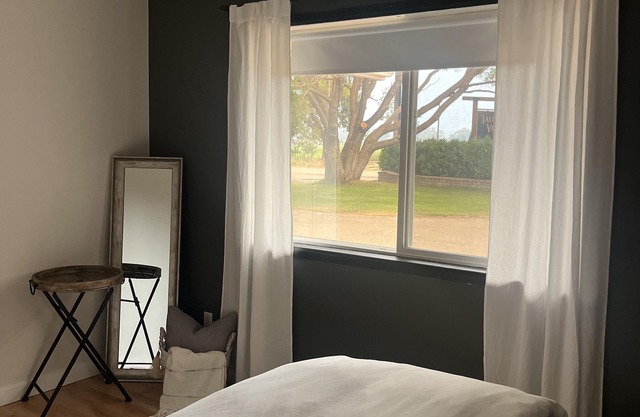 Guest house with Vineyard strolls & Mountain views