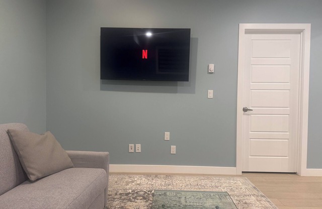 Guest Suite, Sleeps 6 close to major Highways & YYC Airport