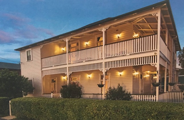 Guesthouse 5 bed 5 bath - Central location 2 mins walk to beach and cafes