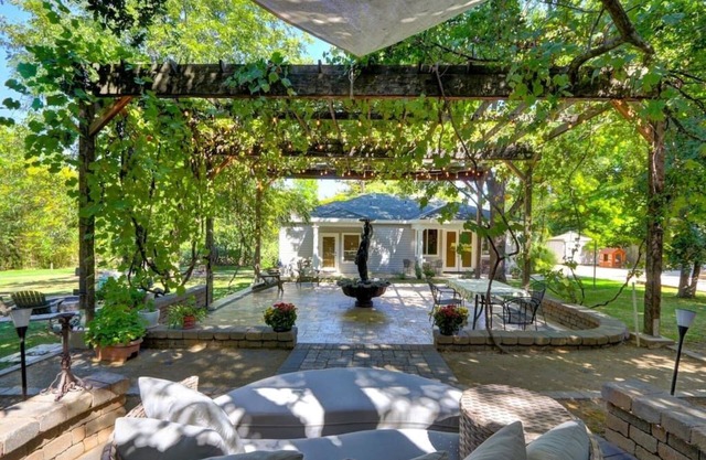 Guesthouse near FO Village. King bed| Gated