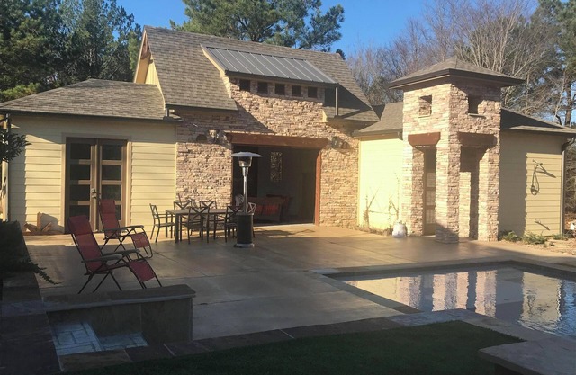 Guesthouse with a pool!