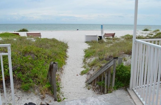 Gulf and Intercoastal Views, Sleeps 5 Beach just steps across the street!