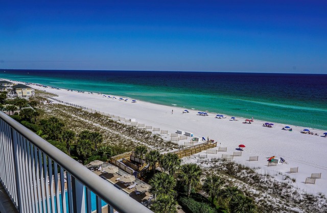 Gulf Front 2000sqf Condo, Large Balcony, Private Beach & Pool, Free Beach Setup