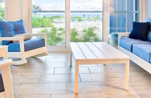 Gulf Front Condo! Bright, Tropical condo on the beach !