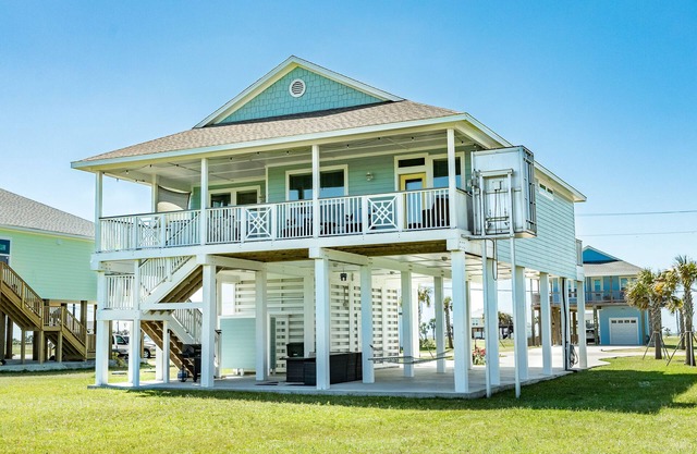 Gulf view home blocks from the beach with AC, deck & W/D - 2 dogs welcome
